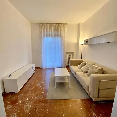 A Tre Passi Dal Centro *