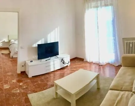 A Tre Passi Dal Centro דירה