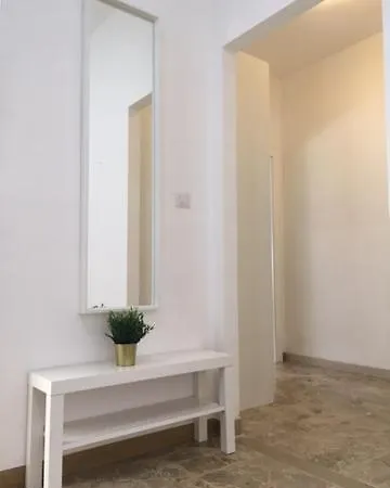 A Tre Passi Dal Centro *