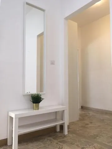 A Tre Passi Dal Centro *